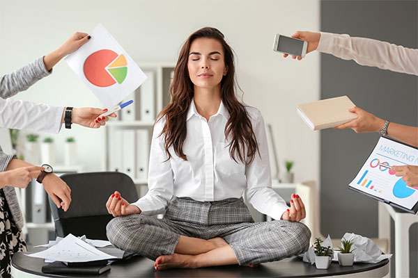 Femme en position zen devant sollicitation du travail - Comprendre et apprivoiser son stress