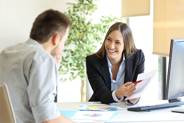 Deux personnes en entretiens professionnels - Mener des entretiens efficaces et motivants